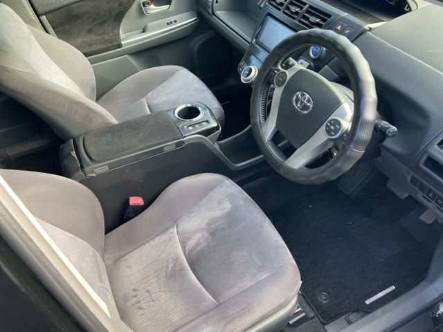 TOYOTA PRIUS ALPHA 2012
