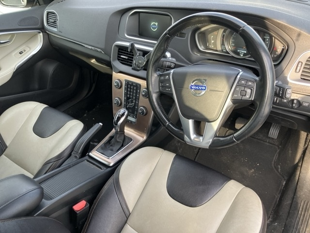 VOLVO V40 2015