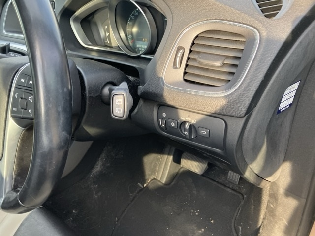 VOLVO V40 2015