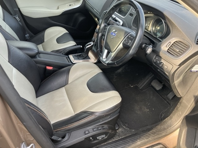VOLVO V40 2015