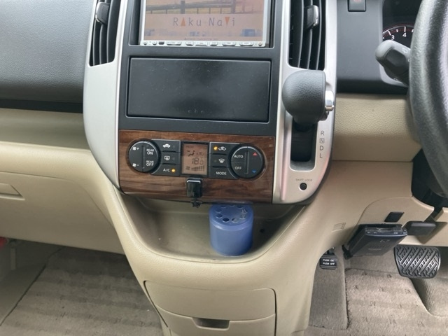 NISSAN SERENA 2010
