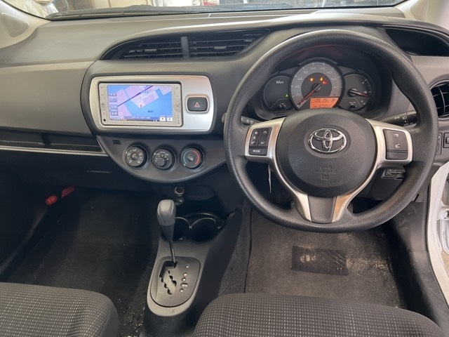 TOYOTA VITZ 2014