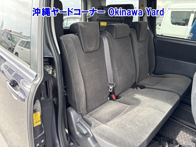 TOYOTA VOXY 2010