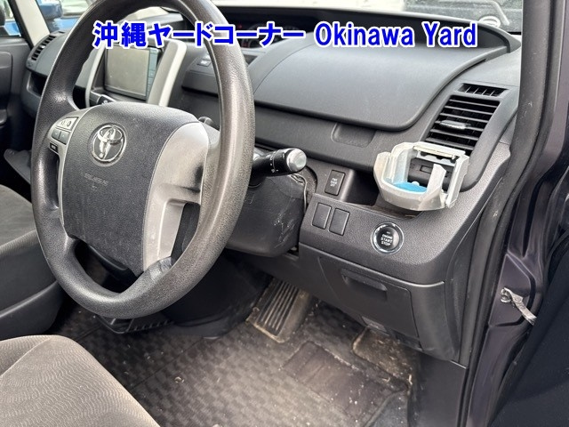 TOYOTA VOXY 2010