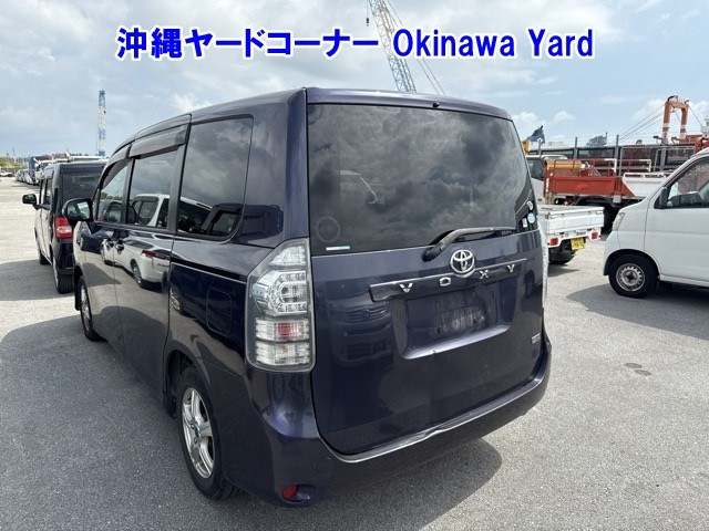 TOYOTA VOXY 2010