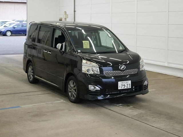 TOYOTA VOXY 2013