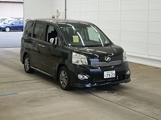 TOYOTA VOXY 2013
