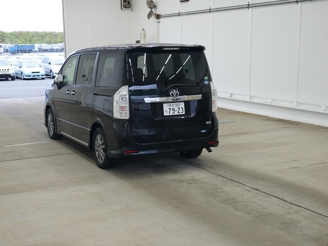 TOYOTA VOXY 2013