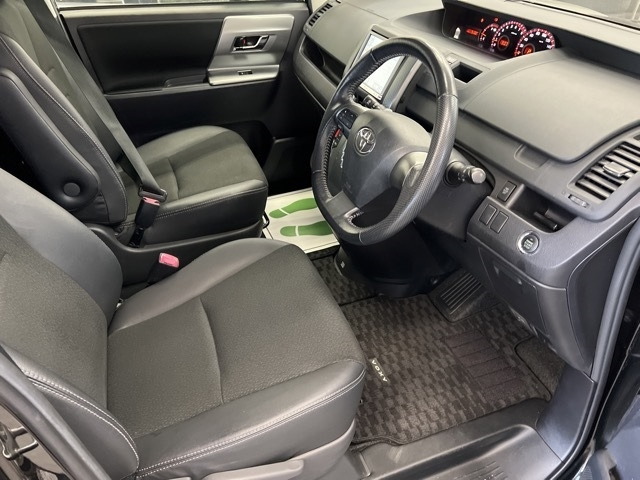 TOYOTA VOXY 2013