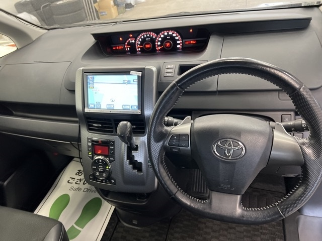 TOYOTA VOXY 2013