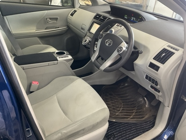 TOYOTA PRIUS ALPHA 2012