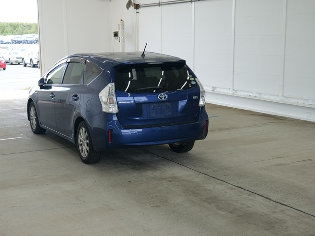 TOYOTA PRIUS ALPHA 2012