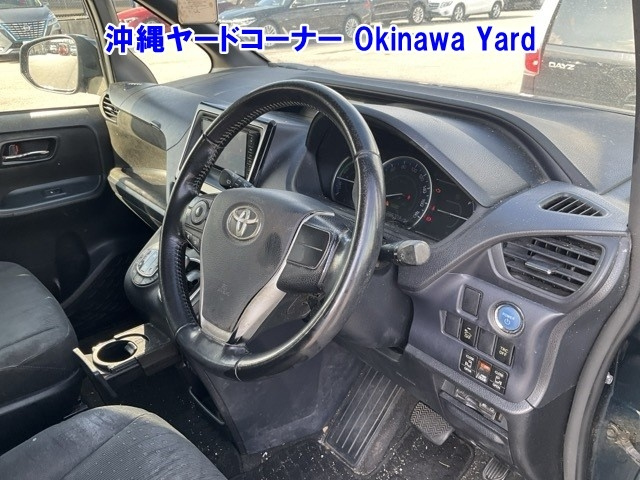 TOYOTA VOXY 2014