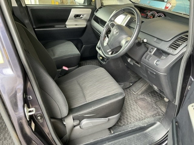 TOYOTA VOXY 2011
