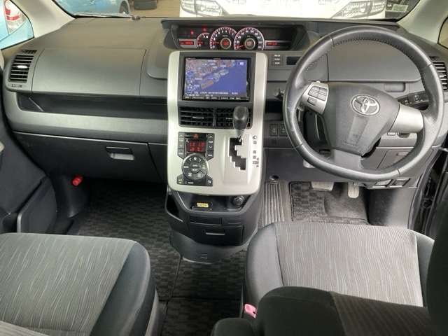 TOYOTA VOXY 2011