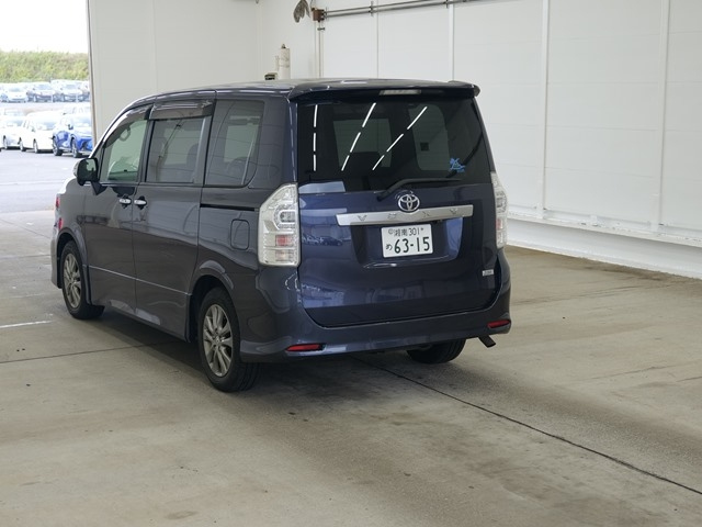 TOYOTA VOXY 2011