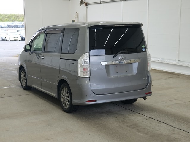 TOYOTA VOXY 2013