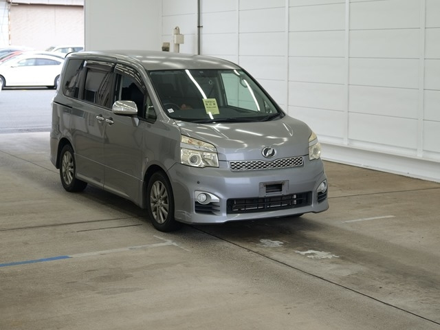 TOYOTA VOXY 2013