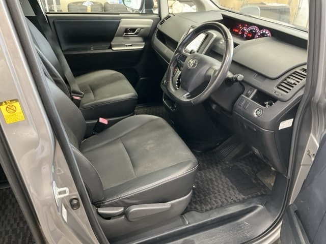 TOYOTA VOXY 2013