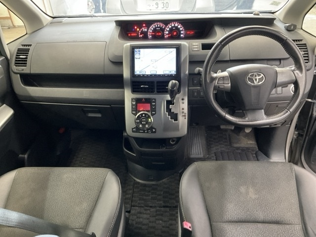 TOYOTA VOXY 2013