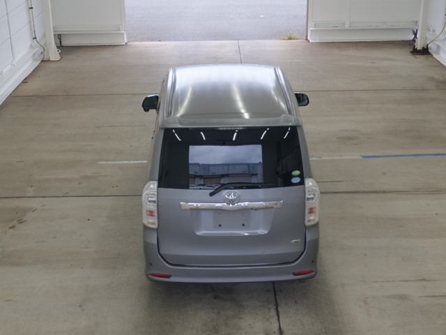 TOYOTA VOXY 2013