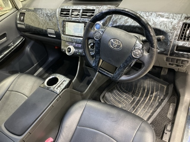 TOYOTA PRIUS ALPHA 2012