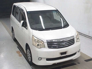 TOYOTA NOAH 2010