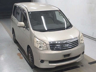 TOYOTA NOAH 2010