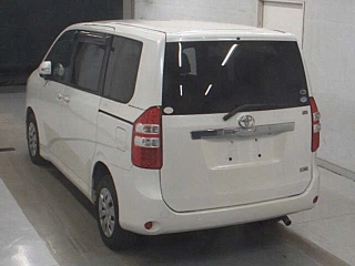 TOYOTA NOAH 2010