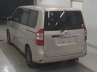 TOYOTA NOAH 2010