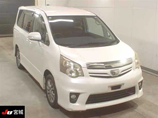 TOYOTA NOAH 2010