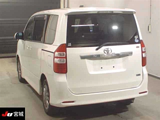 TOYOTA NOAH 2010