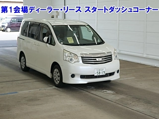 TOYOTA NOAH 2013