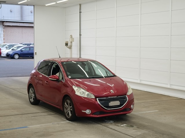 PEUGEOT 208 2015