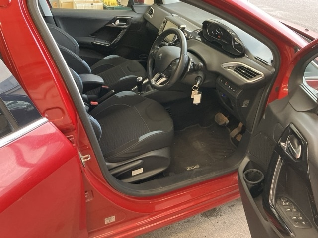 PEUGEOT 208 2015