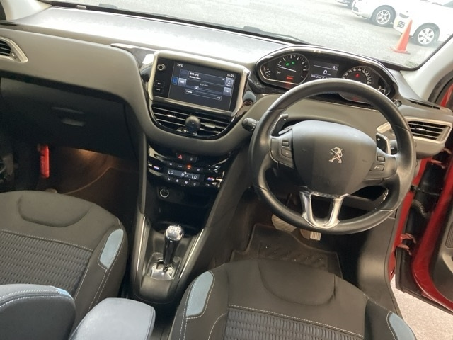 PEUGEOT 208 2015