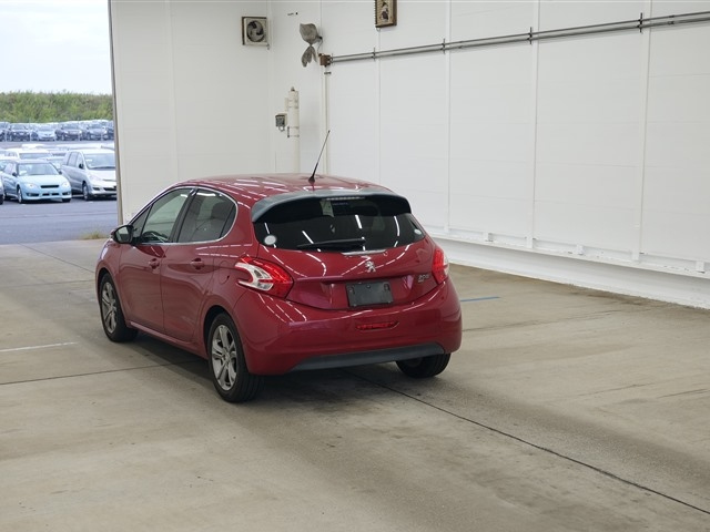 PEUGEOT 208 2015