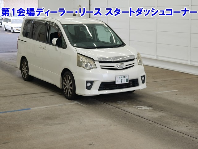 TOYOTA NOAH 2010