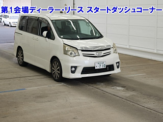 TOYOTA NOAH 2010