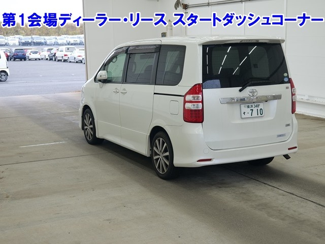 TOYOTA NOAH 2010