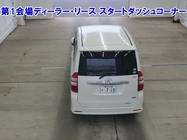 TOYOTA NOAH 2010