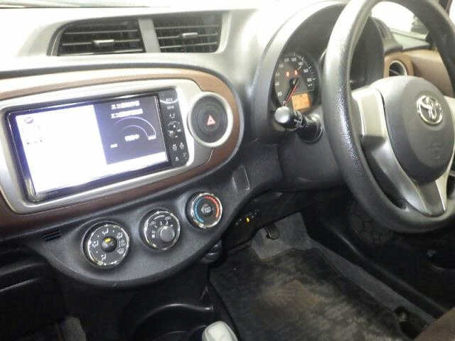 TOYOTA VITZ 2012