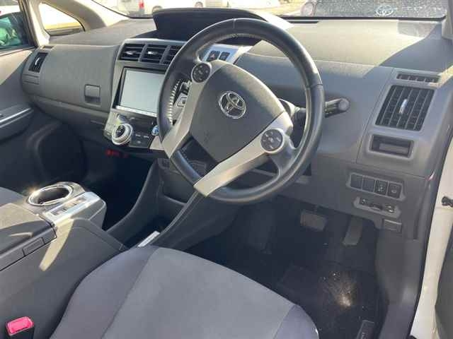 TOYOTA PRIUS ALPHA 2014