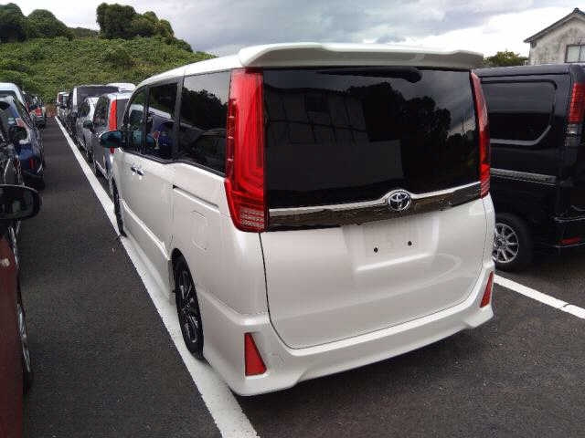 TOYOTA NOAH 2018