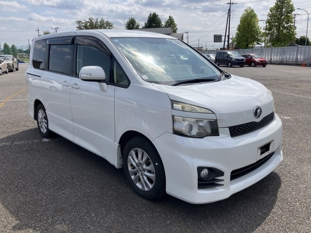 TOYOTA VOXY 2013