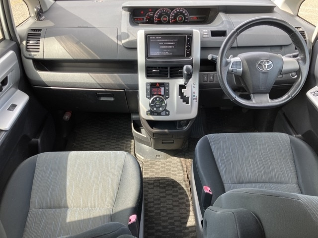 TOYOTA VOXY 2013
