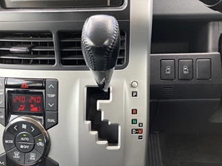 TOYOTA VOXY 2013