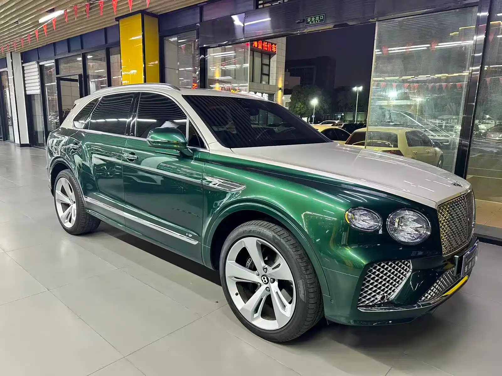 BENTLEY BENTAYGA 2023