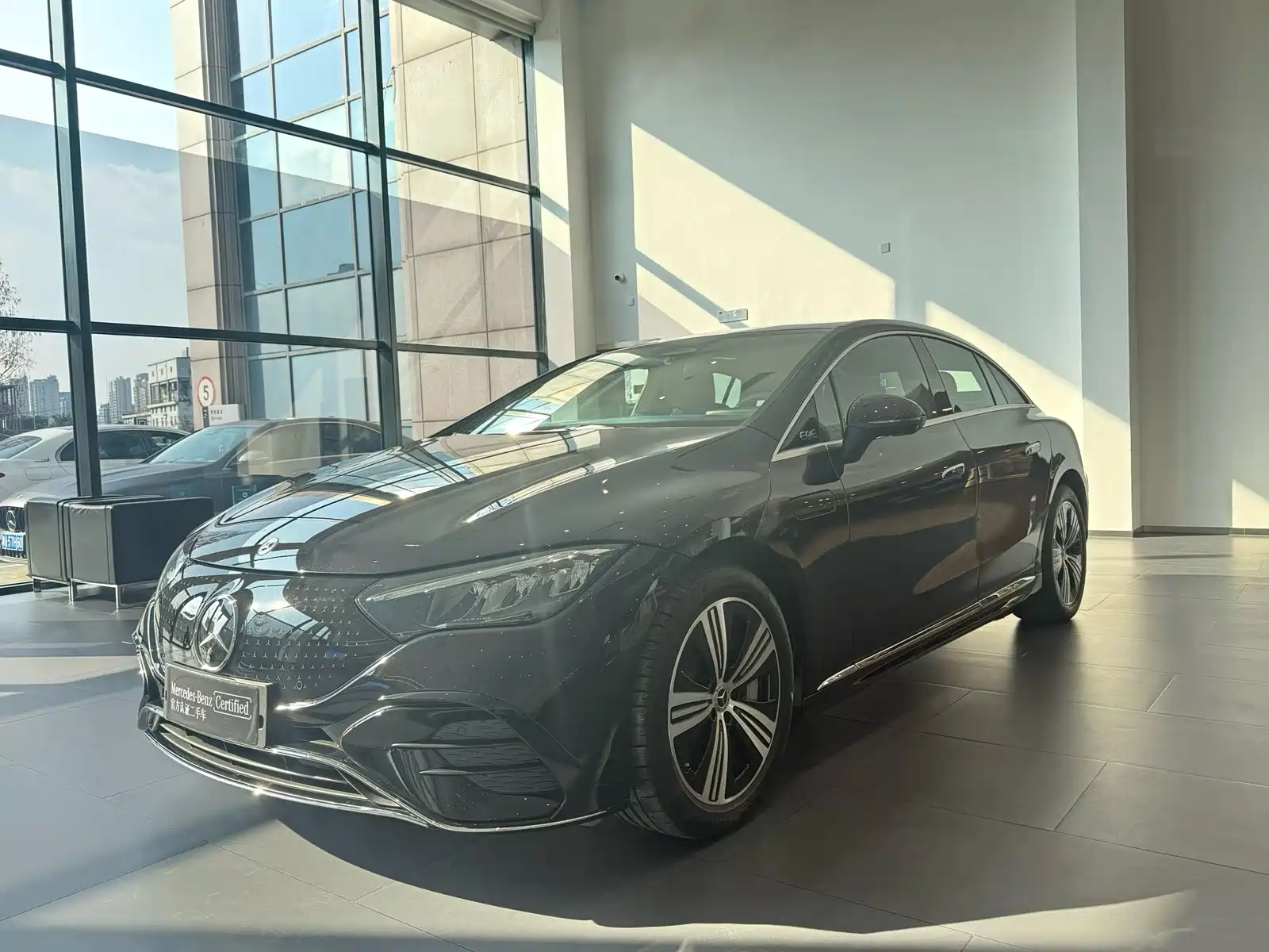 MERCEDES-BENZ EQE 2025