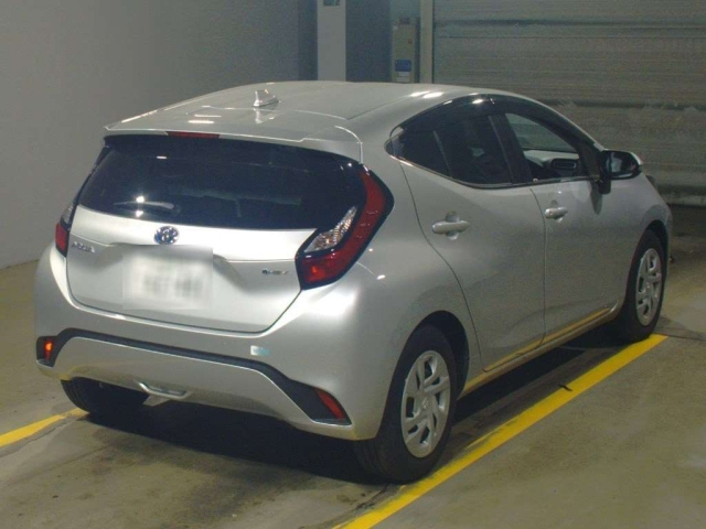 TOYOTA AQUA 2024
